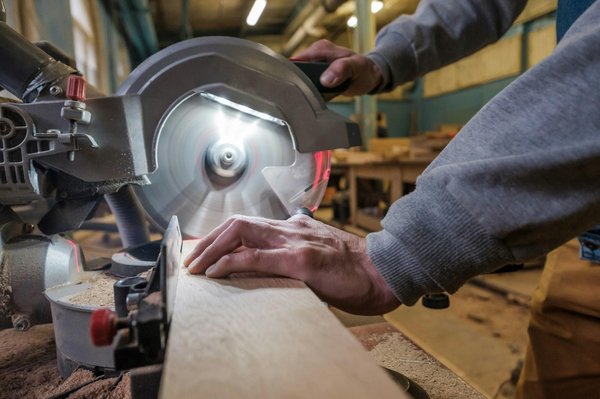 Quels sont les avantages à choisir une scie à onglet ?